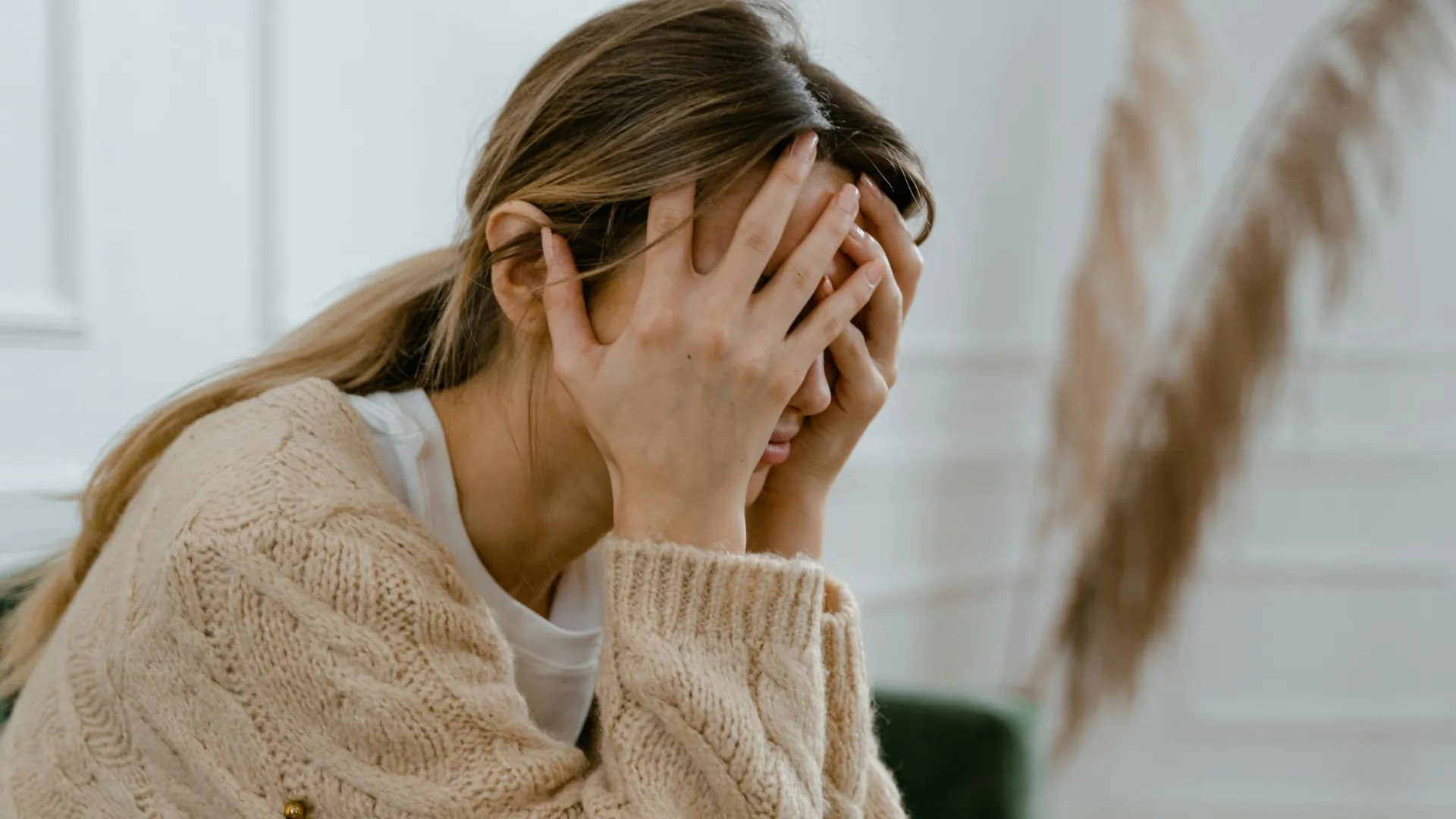 A young woman feels totally lost in her feelings.