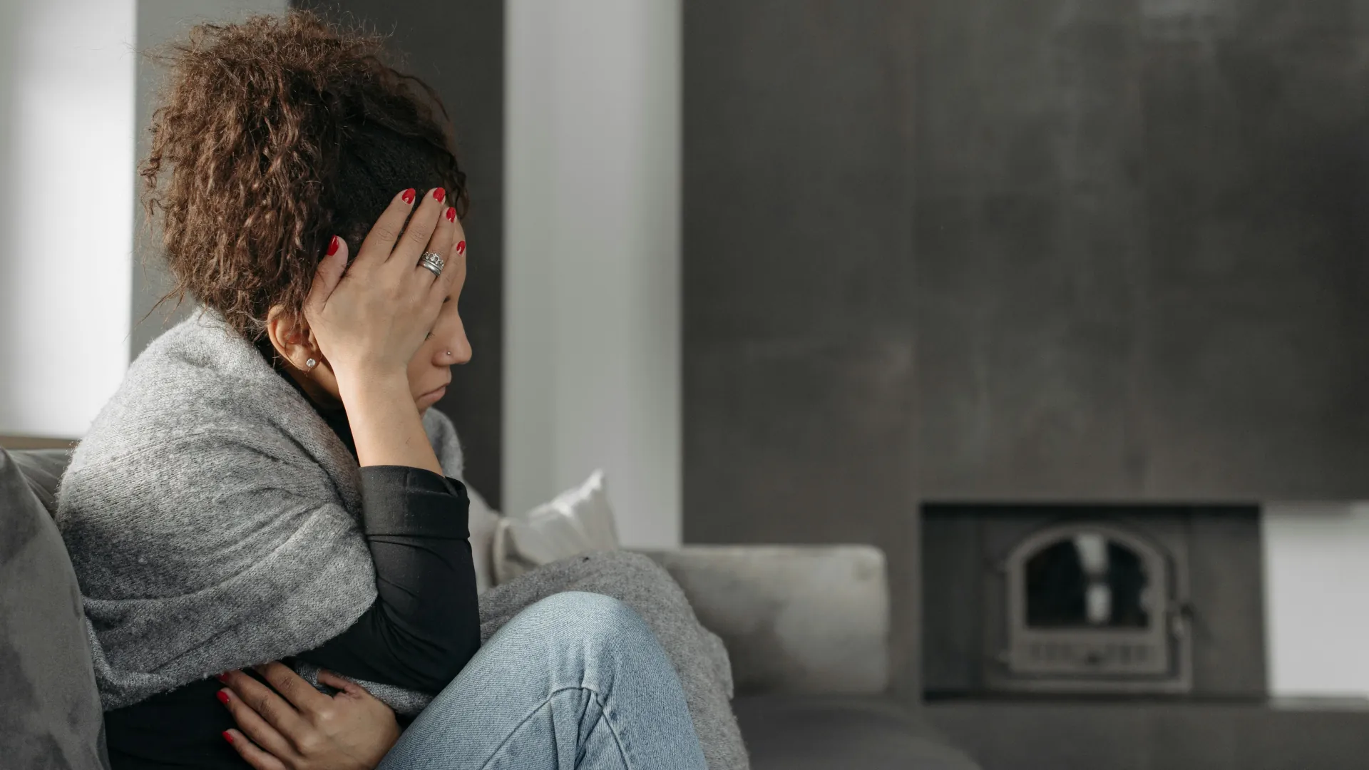 A young woman is trying to explain her problems during a hypnotherapy session.